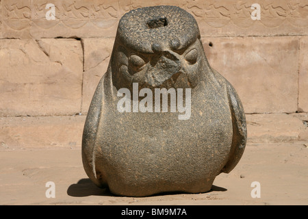 Statue des Falken Gottes Horus im Horus Tempel in Edfu, Ägypten Stockfoto