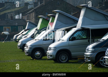 Ein Treffen von einem motor Fachgruppe, Mazda Bongo, auf einem Campingplatz in Dent, Yorkshire Dales National Park, Cumbria, England, UK Stockfoto