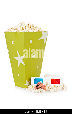 Popcorn-Eimer mit zwei Tickets und 3D Anaglyphenbrille isoliert auf weißem Hintergrund Stockfoto