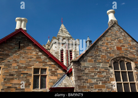 Großbritannien, England, Cornwall, Launceston, Western Road, Guildhall überragen denkmalgeschützten viktorianischen Gebäude Stockfoto