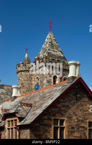 Großbritannien, Cornwall, Launceston, Western Road, Guildhall überragen denkmalgeschützten viktorianischen Gebäude Stockfoto