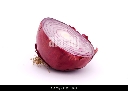 eine halbe rote Zwiebel auf weißem Hintergrund Stockfoto