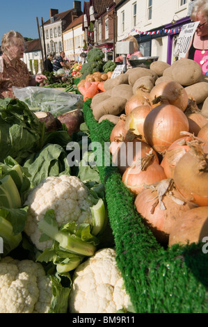 frisches Obst und Gemüse Gemüse Gemüse Stall Lebensmitteleinzelhandel Einzelhandel Shopper kaufen Kauf Handling Produkte einkaufen choi Stockfoto