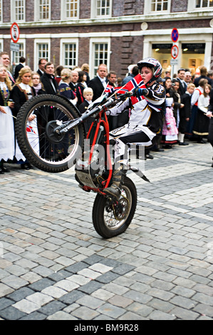 Kleiner Junge mit dem Motorrad kriechen, Fahrrad in der jährlichen Tag der Verfassung Parade in Bergen Norwegen Stockfoto