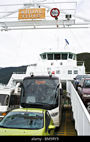 Die norwegischen Transport- und Passagier Fähre Ardal mit Autos und Service Bus auf Sognefjorden nahe Fodnes Norwegen Stockfoto