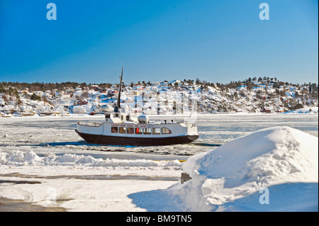 Skilsoy-Fähre über den gefrorenen Gewässern Arendal Hafen Stockfoto