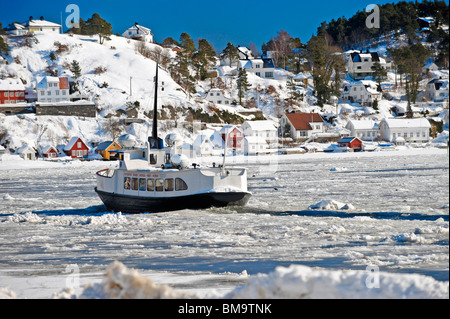 Skilsoy-Fähre über den gefrorenen Gewässern Arendal Hafen Stockfoto