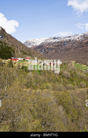 Blick in Richtung Jordal Hamlet von Stalheim Hotel Falls mit Snow Capped Berge Hordaland in der Nähe von Voss-Norwegen-Europa Stockfoto