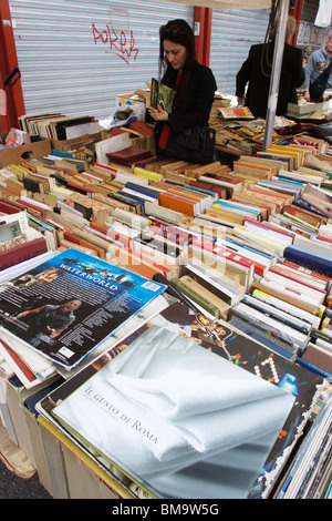 Gruppe von gebrauchten Büchern in einer Straße Buchhandlung Stockfoto