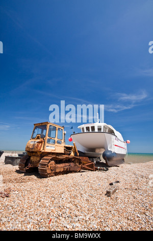 Twin Hull Fischerboot und Traktor auf Dungeness Strand Stockfoto