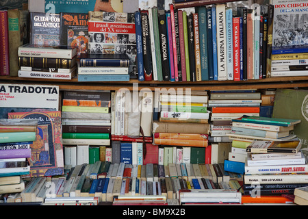 Gruppe von gebrauchten Büchern in einer Straße Buchhandlung Stockfoto