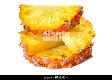 Haufen von Ananasscheiben isoliert auf weiß Stockfoto