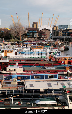 Blick auf die O2-Arena vorbei Boote & Kanal Boote vertäut im Blackwell Dock Bassin, London Docklands, UK. Stockfoto