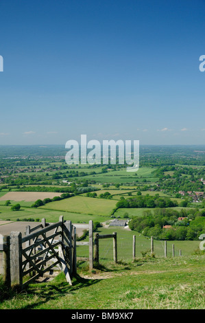 Ein Blick von der Ditchling Leuchtfeuer in Sussex, England, mit Feldern erstreckt sich bis zum fernen Horizont. Stockfoto