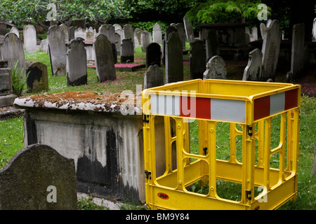 Bau Fechten unter die historischen viktorianischen Grabsteine Bunhill Fields Friedhof in der City of London. Stockfoto