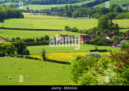 Eine malerische Aussicht an einem sonnigen Frühlingstag, vom Rand der Kleiderbügel Holz mit Fingest eingebettet in das Hambleden Tal. Buckinghamshire. Stockfoto