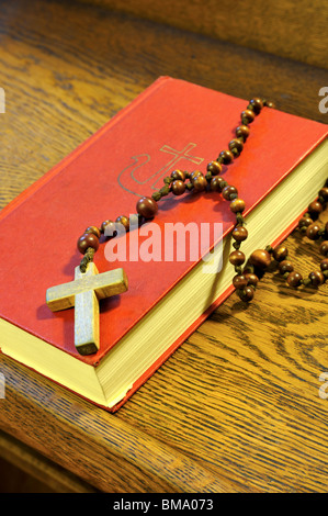 Gesangbuch-Buch und hölzerne Rosenkranz Wulst-detail Stockfoto