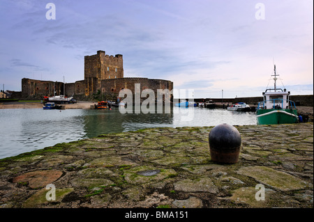 Carrickfergus Castle und Hafen in der Grafschaft Antrim Stockfoto