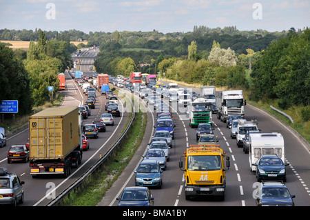 Luftaufnahme langsam fahrender Auto- und LKW-Verkehr in Warteschlangen in beide Richtungen A12 Trunk Road Dual-Carriage Busy Route nach und von East Anglia UK Stockfoto