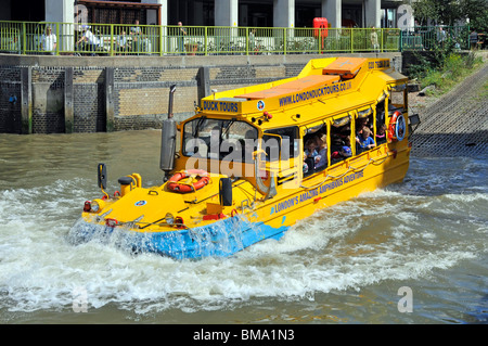 Nahaufnahme von ungewöhnlicher Form des öffentlichen Personenverkehrs amphibious Tour Bus fahren in der Themse für Sightseeing touristische Reise von London UK Riverside Stockfoto