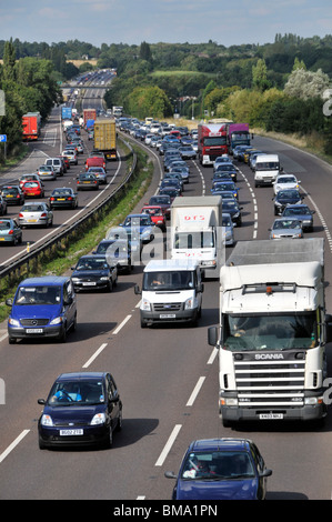 Luftaufnahme langsam fahrender Auto- und LKW-Verkehr in Warteschlangen in beide Richtungen A12 Trunk Road Dual-Carriage Busy Route nach und von East Anglia UK Stockfoto