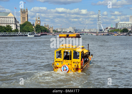 London UK Business Duck Tours amphibious Transport gelb sightseeing tour Boot für touristische Fahrten auf der Themse nach Westminster Bridge und London Eye Stockfoto