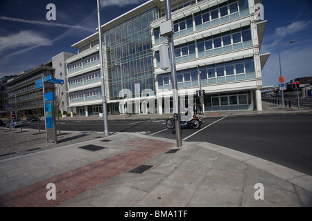 Die Samuel Beckett Brücke überspannt den Fluss Liffey in Dublin, Irland. Die Brücke ist in der Nähe des Dublin Docklands und Irish Financial Services Centre. Stockfoto