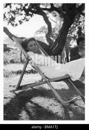 Archiv Bild: Junge Frau im Deck chair (1940er Jahre) Stockfoto