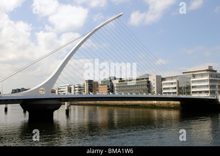 Samual Beckett Brücke über den Fluss Liffey in den Docklands Neubaugebiet von zentralen Dublin Irland Stockfoto