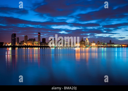 Abend [Liverpool Waterfront] Blick auf berühmte [UNESCO-Welterbe] Reflexionen von [Liver Building] [die drei Grazien] in den Mersey Stockfoto