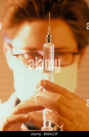 Arzt bereitet ein Injektionsspritzen. Stockfoto