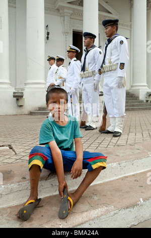 Wachablösung auf dem Panteón de Los Helden in Asuncion, junge sitzt vor dem Pantheon Stockfoto