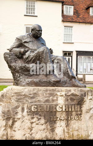 Statue von Sir Winston Churchill auf dem Grün in Westerham in der Nähe Chartwell Churchills Hauses, Kent, UK Stockfoto