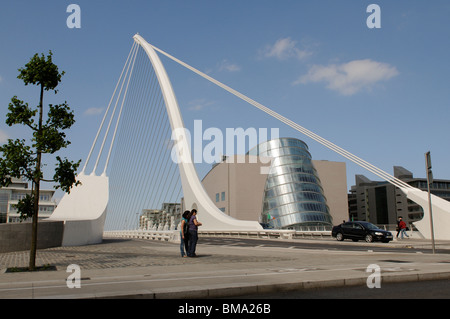 Samual Beckett Brücke über den Fluss Liffey und das neue Kongresszentrum auf Spencer Dock in den Docklands Dublin Irland Stockfoto