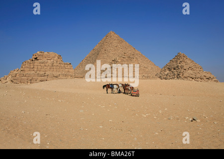 Die Pyramide des Pharao Menkaure und die drei Königinnen-Pyramiden in Gizeh, Ägypten Stockfoto