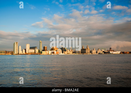 Ansicht von Liverpools berühmten Waterfront über den Fluss Mersey Stockfoto