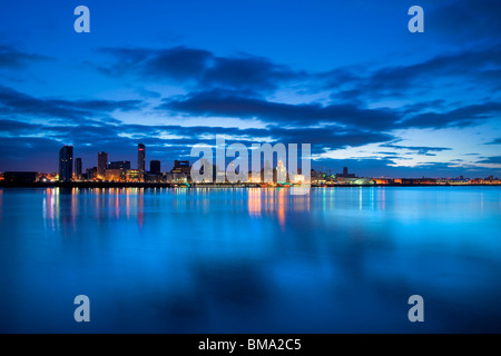 Abend [Liverpool Waterfront] Blick auf berühmte [UNESCO-Welterbe] Reflexionen von [Liver Building] [die drei Grazien] in den Mersey Stockfoto