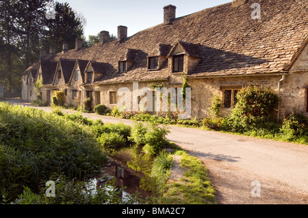 Cotswolds - die berühmten Weavers Cottages von Arlington Row im Morgenlicht Stockfoto