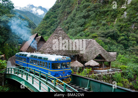 Perurail Zug Ankunft in der Stadt Agua Calientes in der Nähe von Macchu Pichu, Peru. Stockfoto