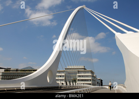 Samual Beckett Brücke über den Fluss Liffey in den Docklands Neubaugebiet von zentralen Dublin Irland Stockfoto