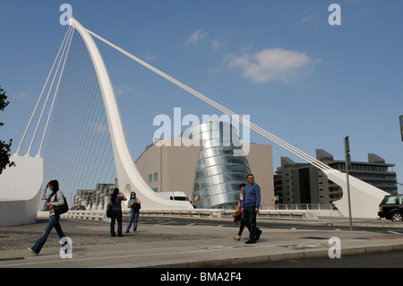 Samual Beckett Brücke über den Fluss Liffey und das neue Kongresszentrum auf Spencer Dock in den Docklands Dublin Irland Stockfoto