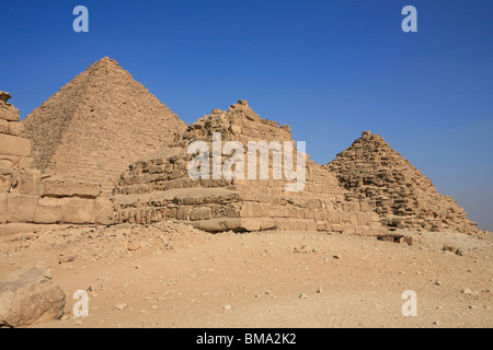 Die mittlere Pyramide der drei Königinnen-Pyramiden (Ehefrauen des Pharao Menkaure) in Gizeh, Ägypten Stockfoto