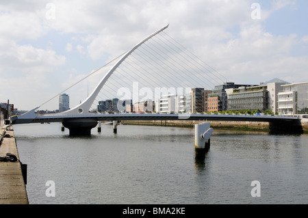 Samual Beckett Brücke über den Fluss Liffey in den Docklands Neubaugebiet von zentralen Dublin Irland Stockfoto