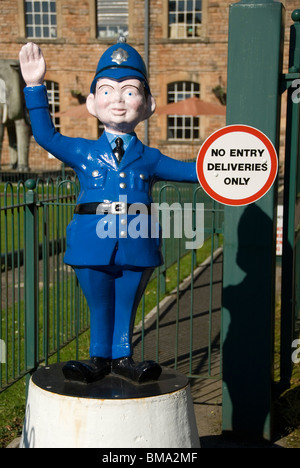 Polizist, Figur, kein Eintrag Schild, Wookey Hole, Somerset, England, Großbritannien, Europa Stockfoto