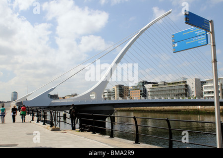 Samual Beckett Brücke über den Fluss Liffey in den Docklands Neubaugebiet von zentralen Dublin Irland Stockfoto