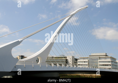 Samual Beckett Brücke über den Fluss Liffey in den Docklands Neubaugebiet von zentralen Dublin Irland Stockfoto