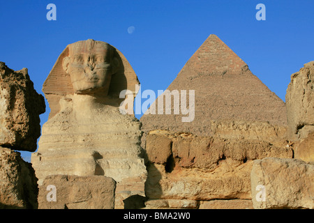 Die Große Sphinx von Gizeh mit der Pyramide des Pharao Khafre (4. Dynastie) im Hintergrund in Gizeh, Ägypten Stockfoto