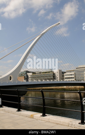 Samual Beckett Brücke über den Fluss Liffey in den Docklands Neubaugebiet von zentralen Dublin Irland Stockfoto