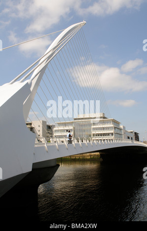 Samual Beckett Brücke über den Fluss Liffey in den Docklands Neubaugebiet von zentralen Dublin Irland Stockfoto