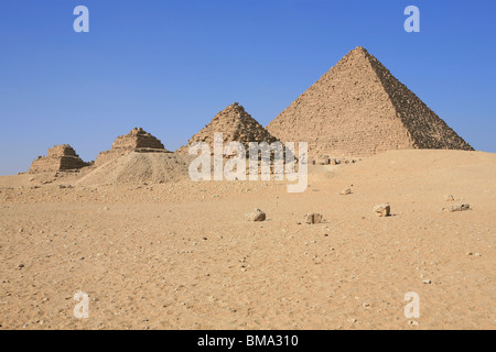 Die Pyramide des Pharao Menkaure und die drei Königinnen-Pyramiden in Gizeh, Ägypten Stockfoto